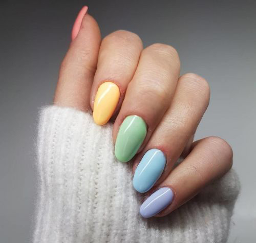 unhas em tons pastéis