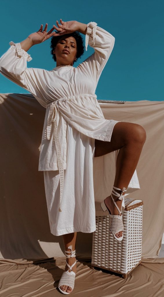 modelo posa com roupa inovadora
