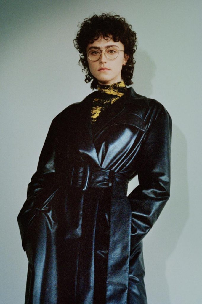 modelo ella emhof rouba a cena em desfile de proenza schouler