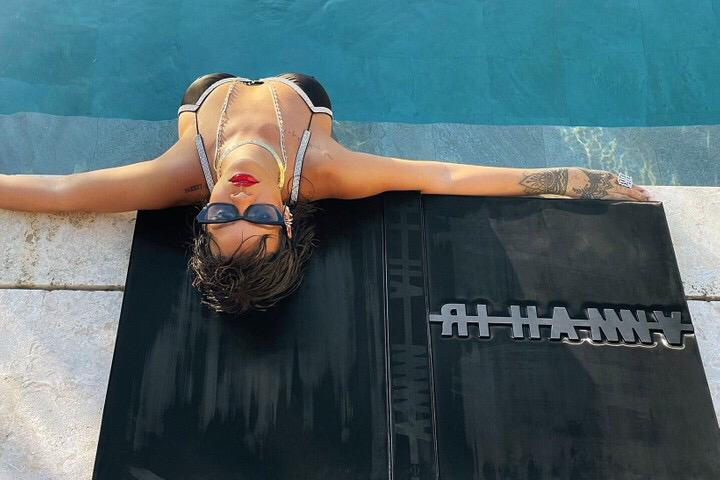 rihanna relança autobiografia: the rihanna book