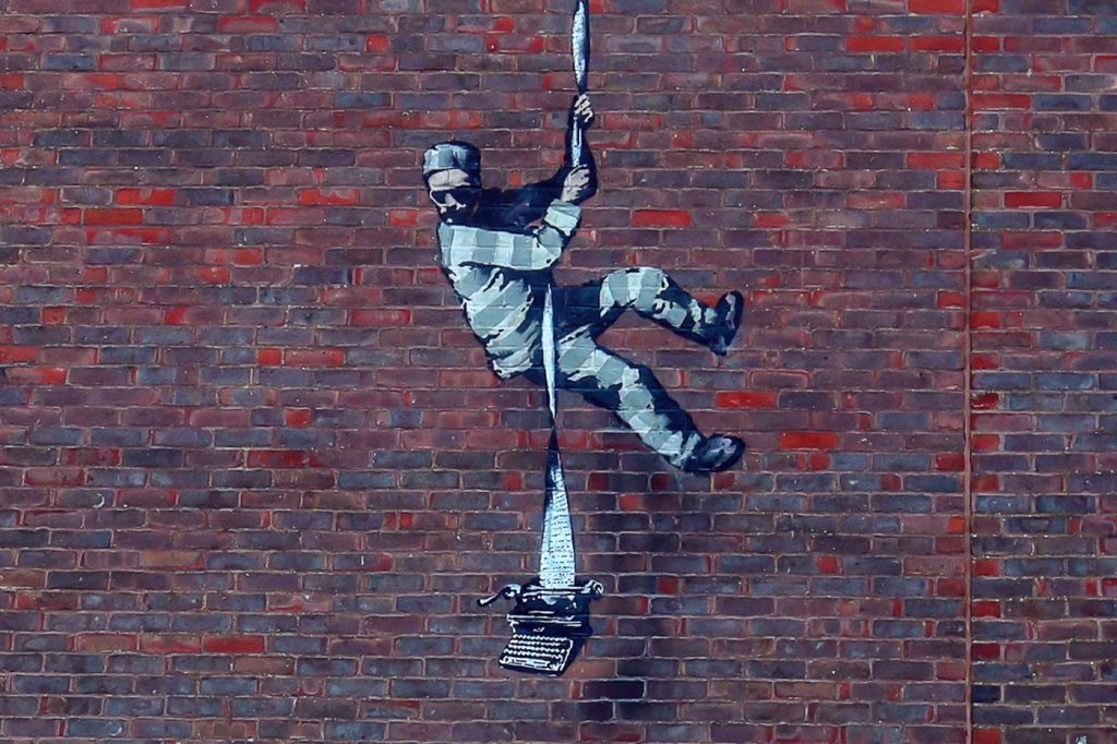 suposta nova obra de banksy em prisão em Reading, na inglaterra