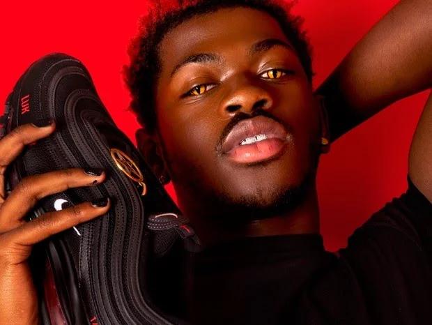 rapper lil nas x lança air max 97 customizado com nome "satan shoes"