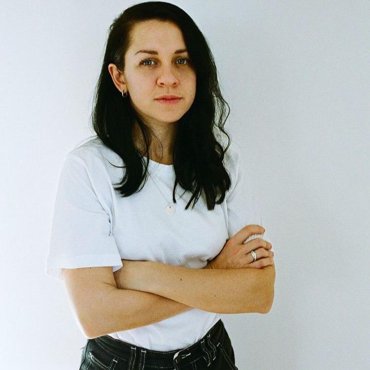conheça amelia abraham, jornalista e escritora do livro sobre apoio à comunidade lgbtqia+ "we can do better than this"