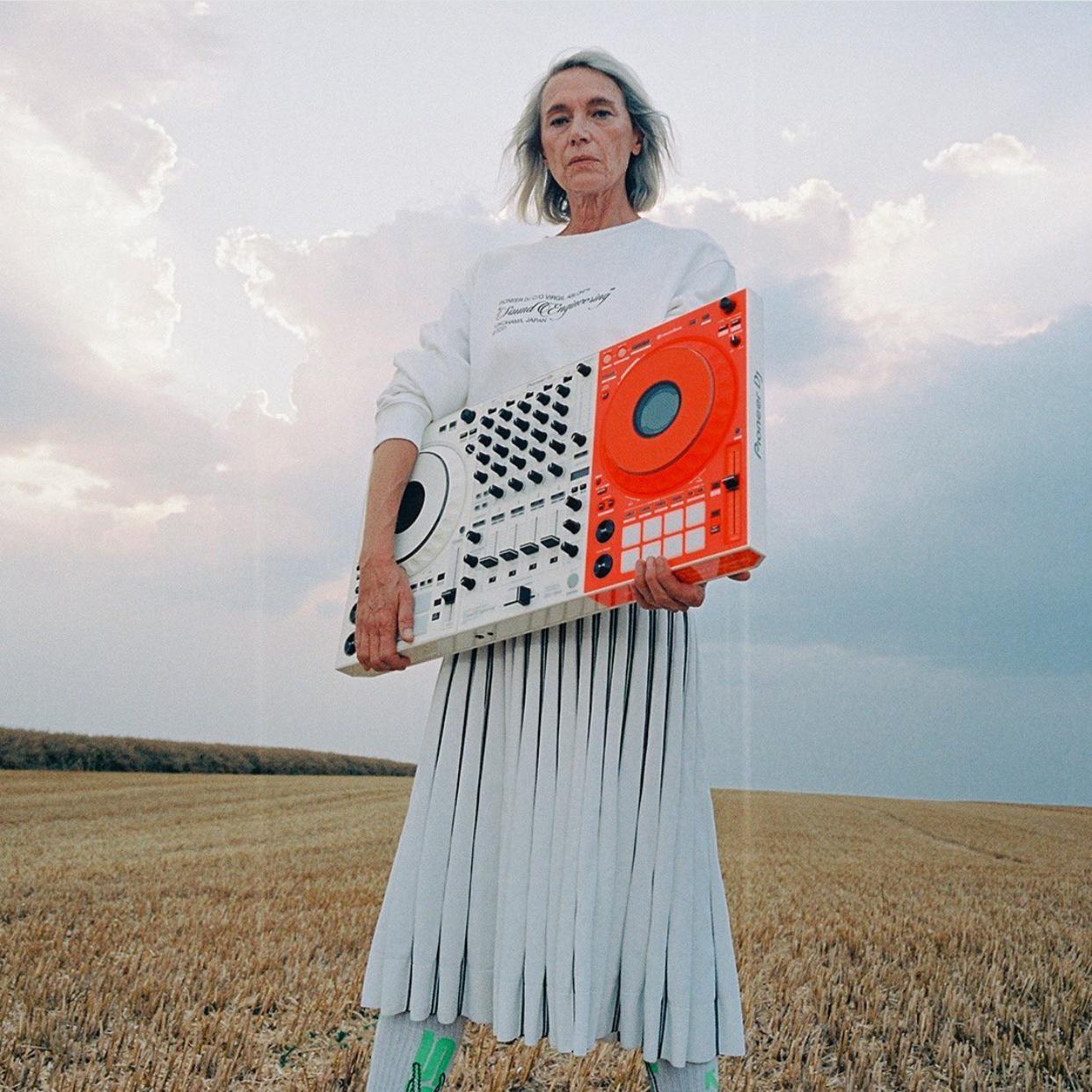 pioneer e off white