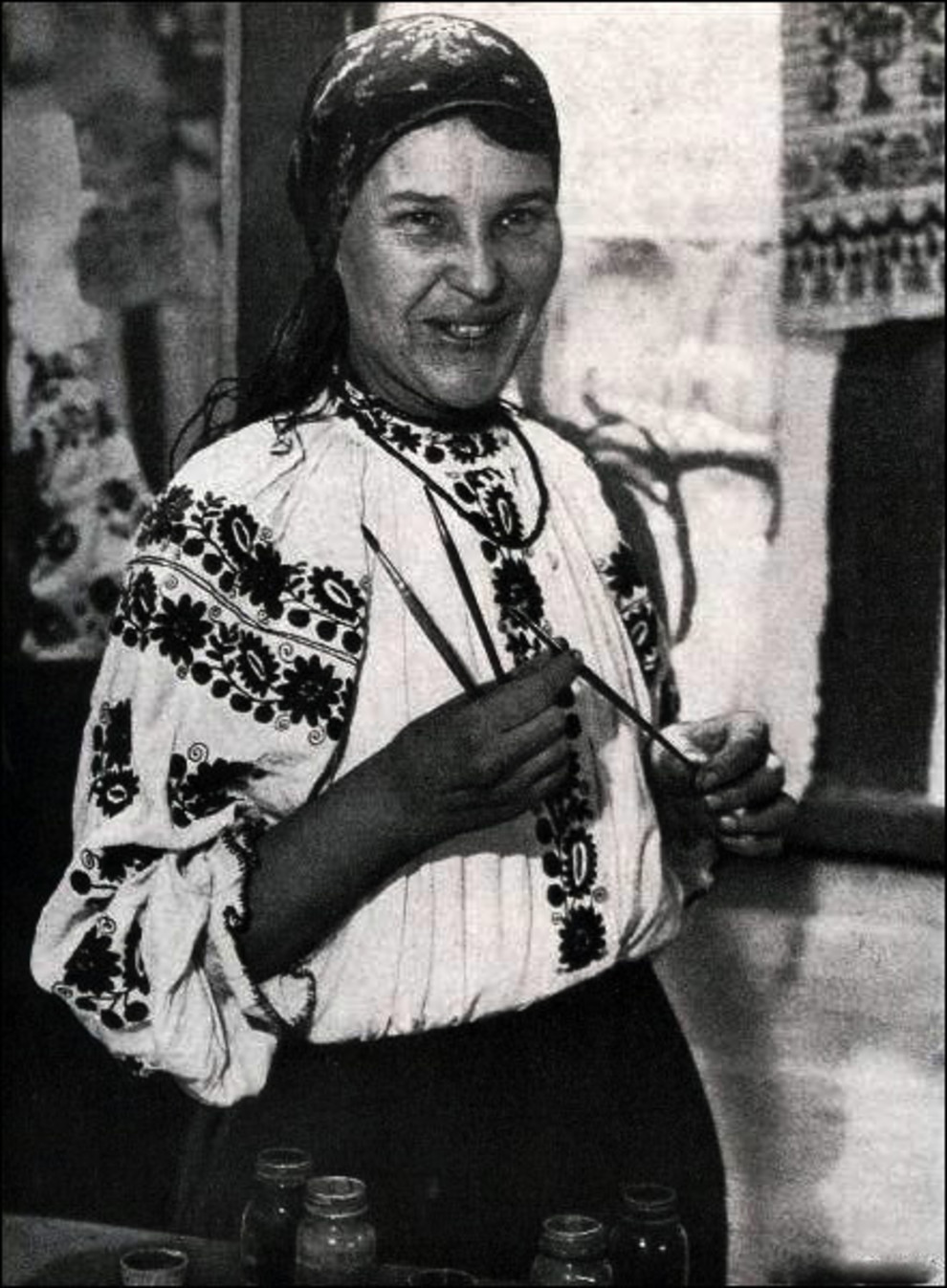 Maria Prymachenko trabalhando, quando era ainda muito jovem