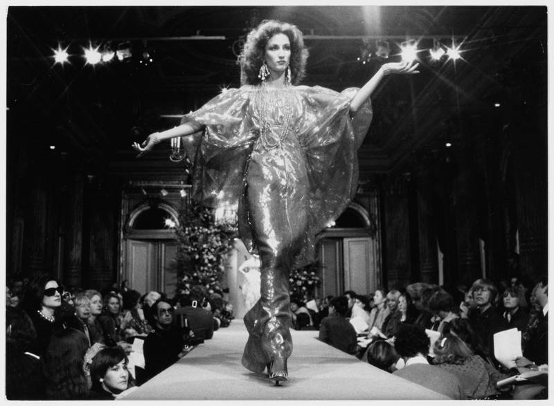 Exposição em Paris celebra o ouro nas criações de Yves Saint Laurent