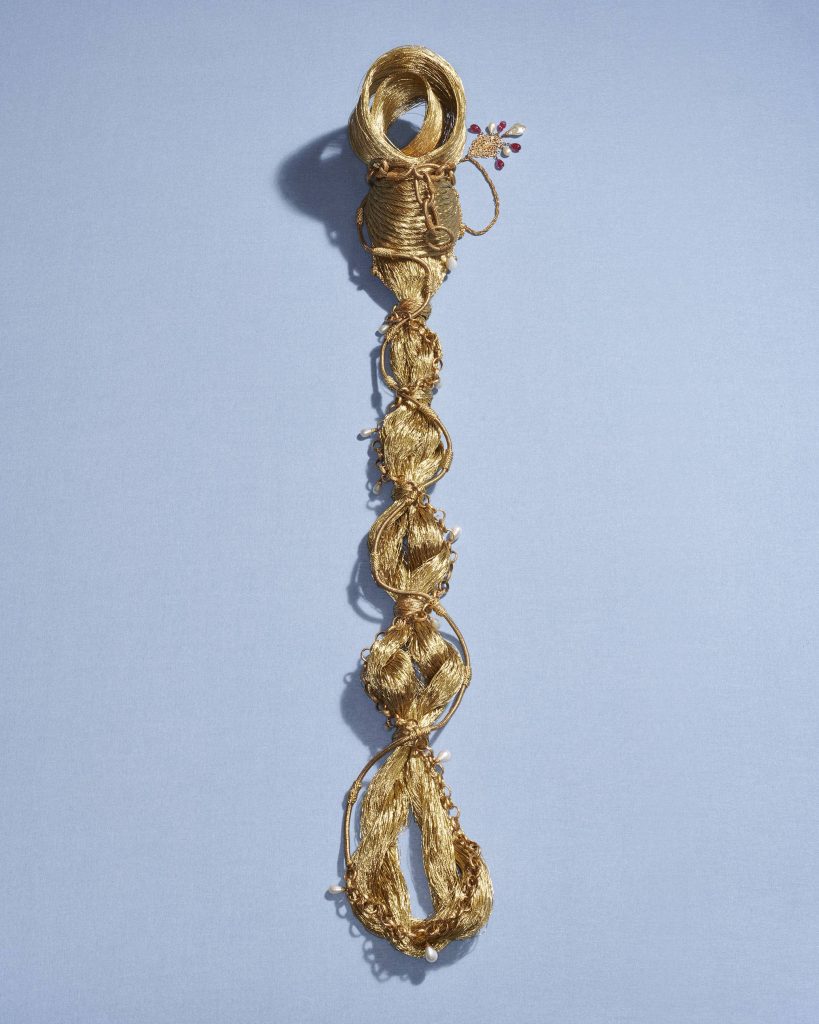 Exposição em Paris celebra o ouro nas criações de Yves Saint Laurent