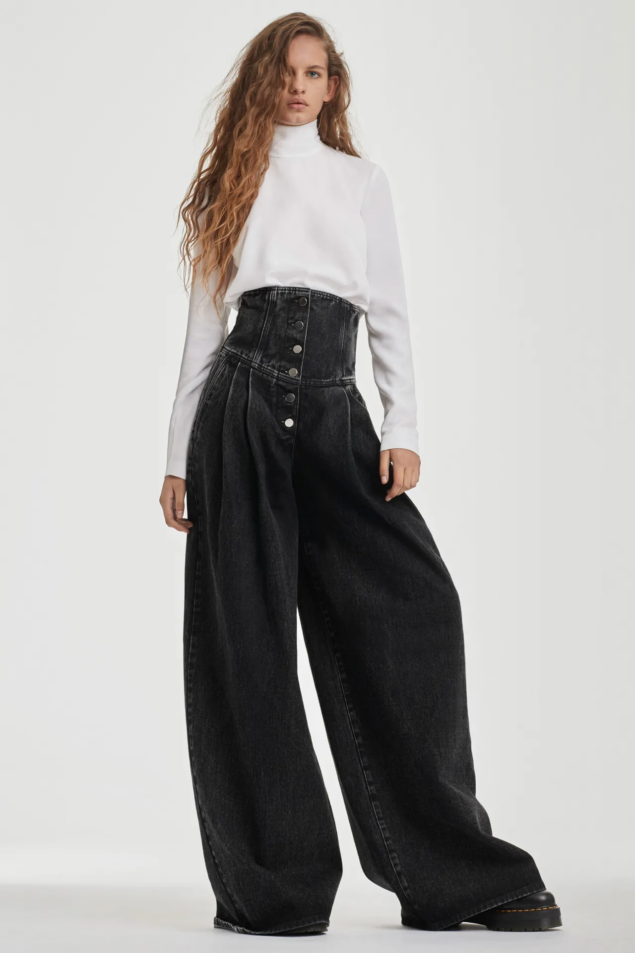 Versão oversized da pantalona jeans é tendência para o verão