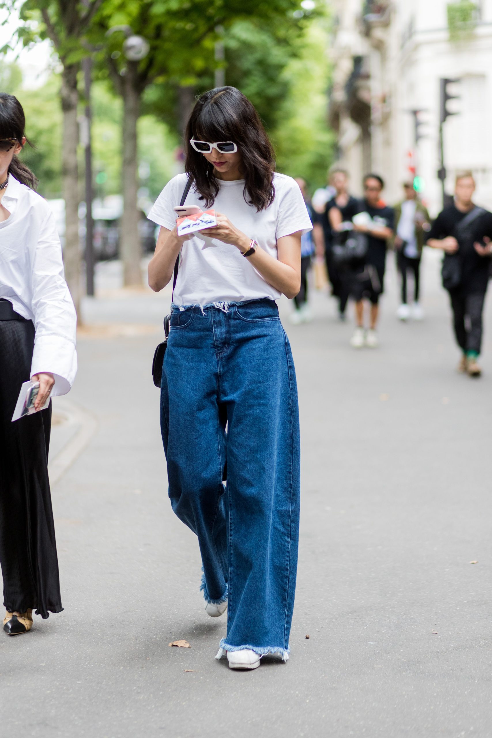Versão oversized da pantalona jeans é tendência para o verão