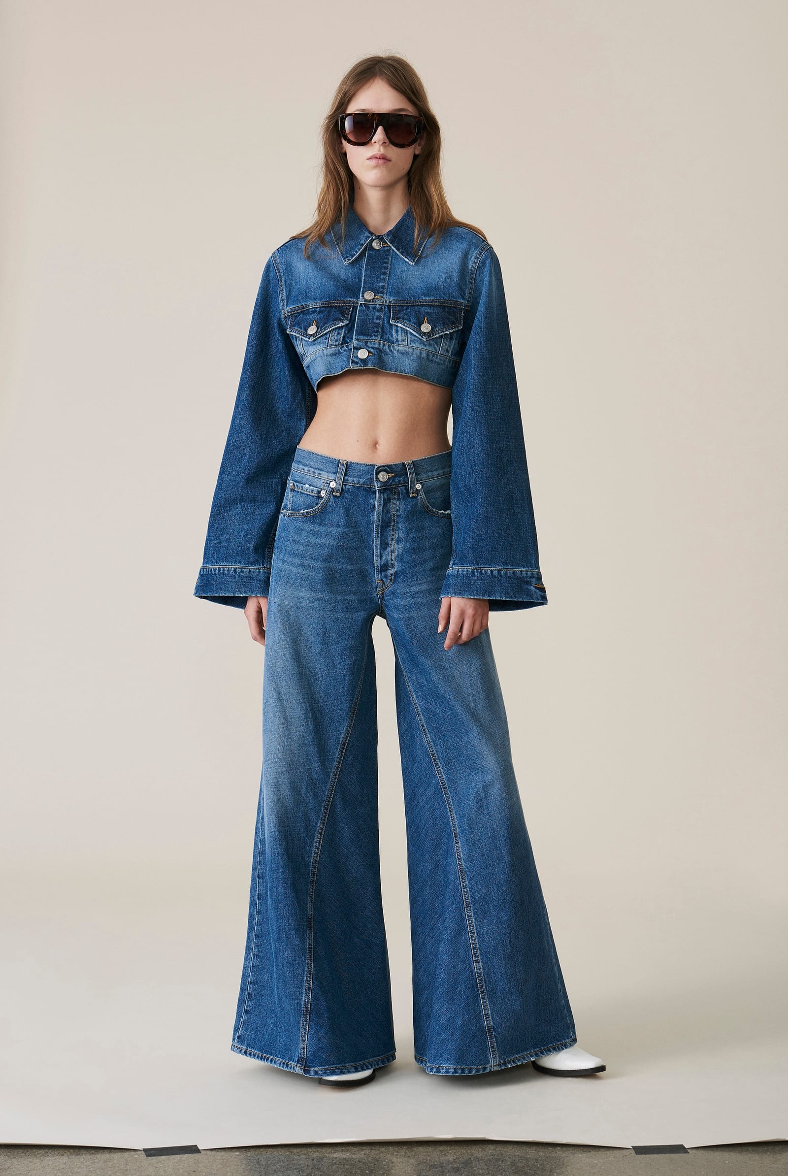 Versão oversized da pantalona jeans é tendência para o verão