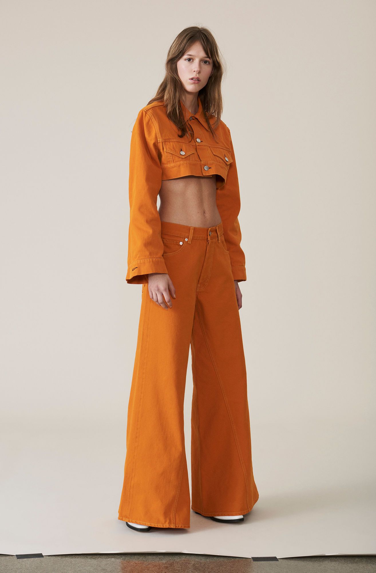 Versão oversized da pantalona jeans é tendência para o verão