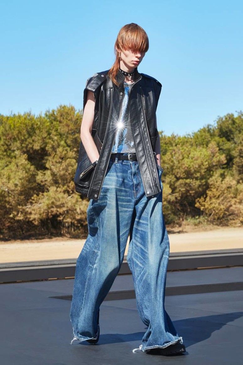 Versão oversized da pantalona jeans é tendência para o verão