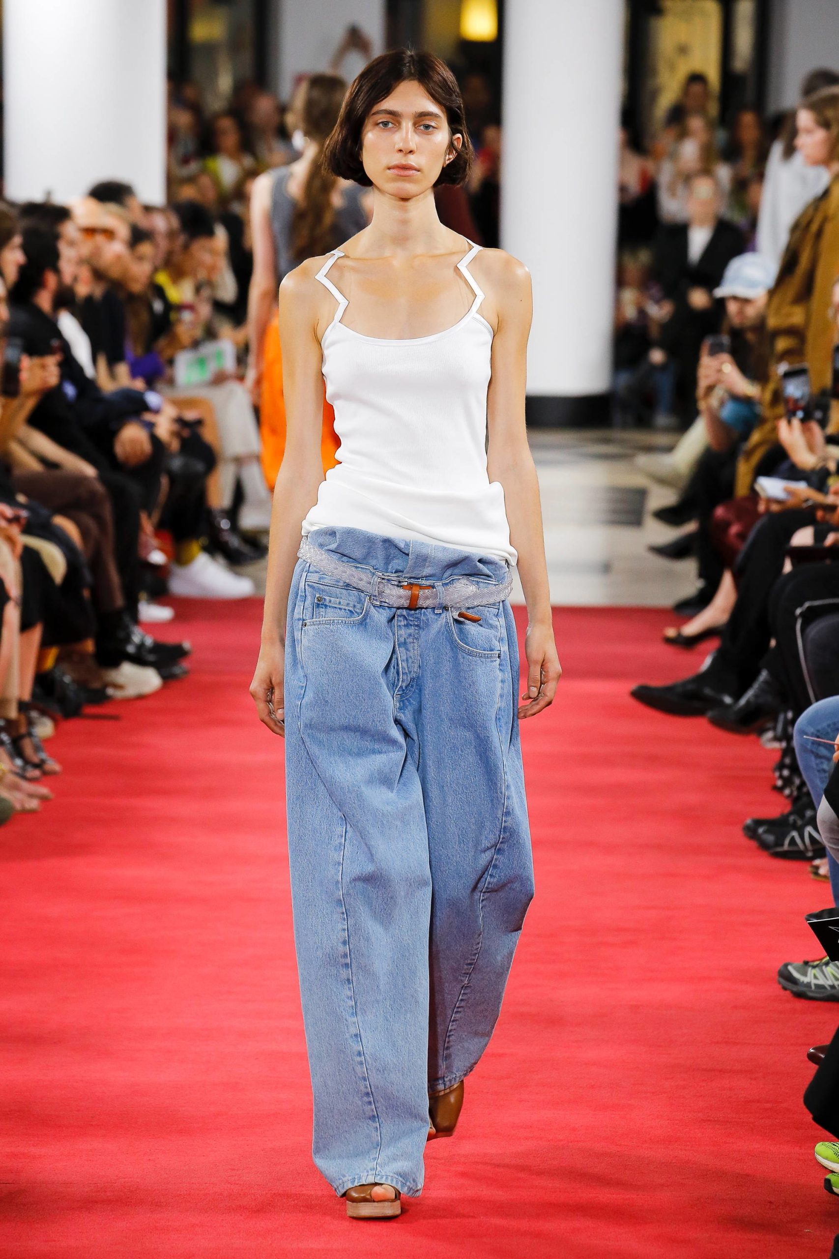Versão oversized da pantalona jeans é tendência para o verão
