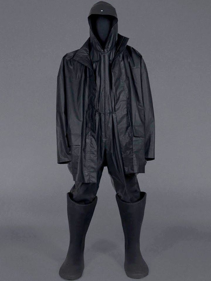 Kanye West anuncia suas roupas Baleciaga por R$100 a peça