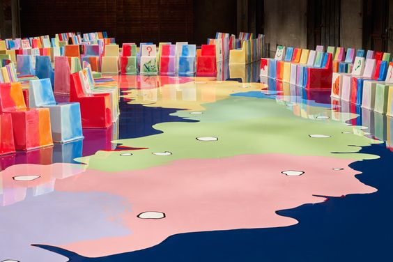 Bottega Veneta chega a Miami com o livro e as cadeiras de Gaetano Pesce