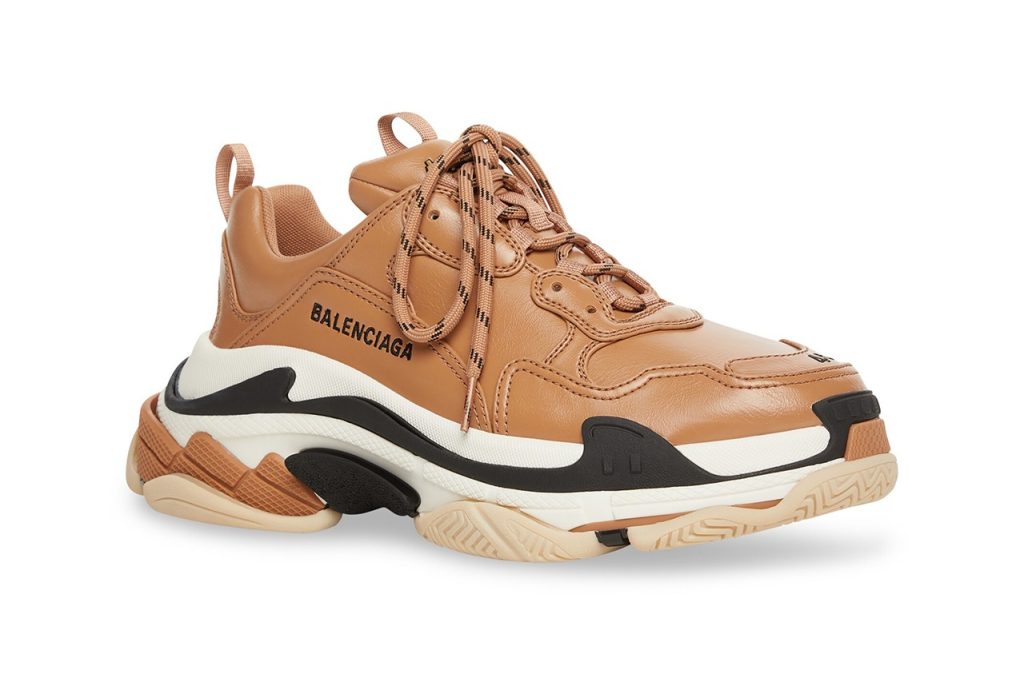 Balenciaga lança tênis Triple S com material tecnológico