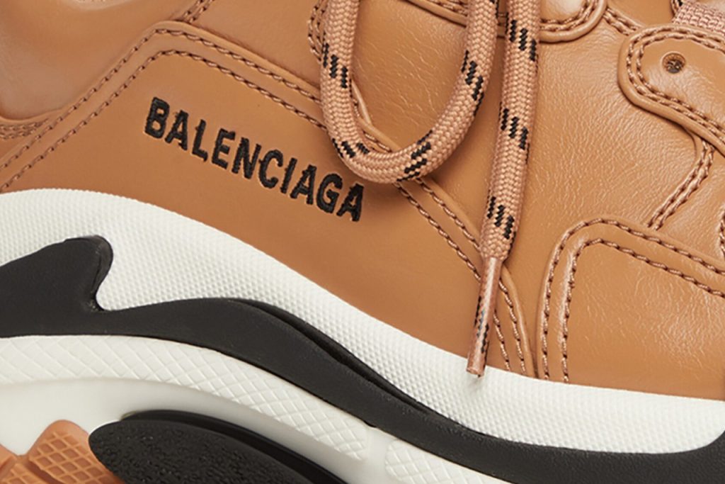 Balenciaga lança tênis Triple S com material tecnológico