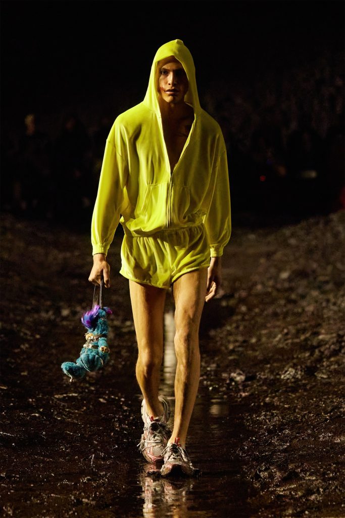 Balenciaga se desculpa mais uma vez e desiste de processo judicial contra produtora
