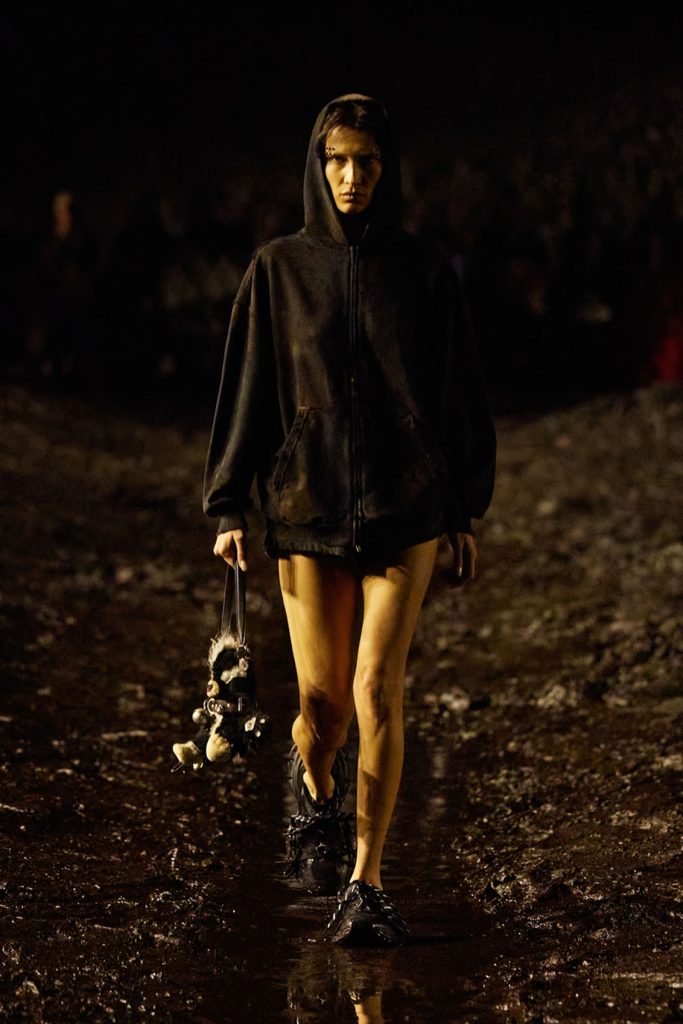 Balenciaga se desculpa mais uma vez e desiste de processo judicial contra produtora