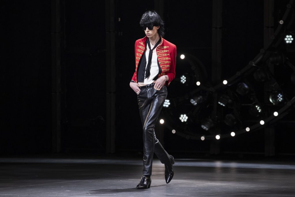 Hedi Slimane leva inverno indie para a passarela da Celine