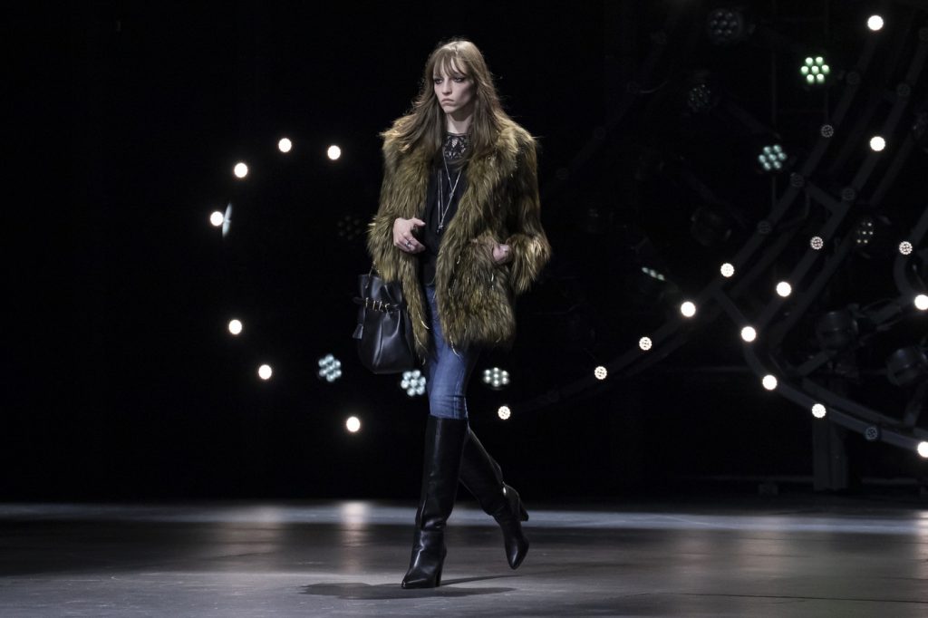 Hedi Slimane leva inverno indie para a passarela da Celine