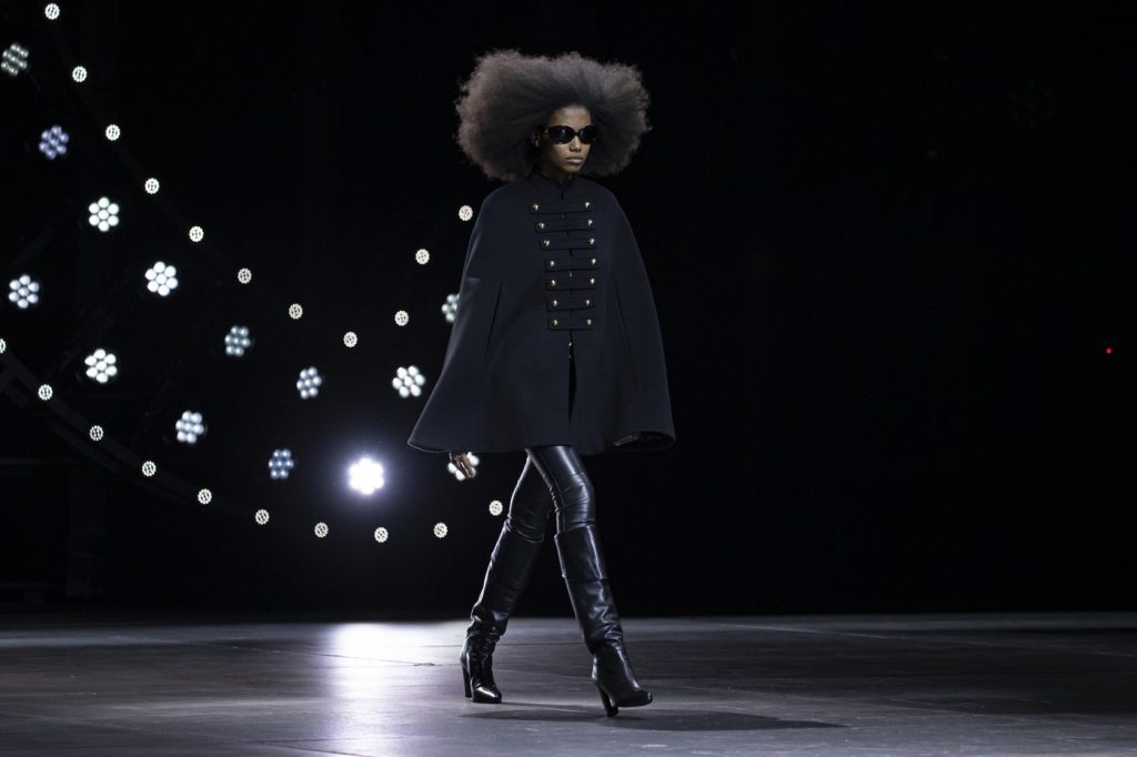 Hedi Slimane leva inverno indie para a passarela da Celine