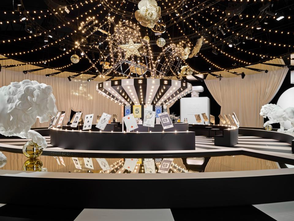 Exposição “Le Grand Numéro de Chanel” celebra perfumes da maison em Paris