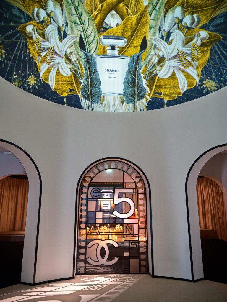 Exposição “Le Grand Numéro de Chanel” celebra perfumes da maison em Paris