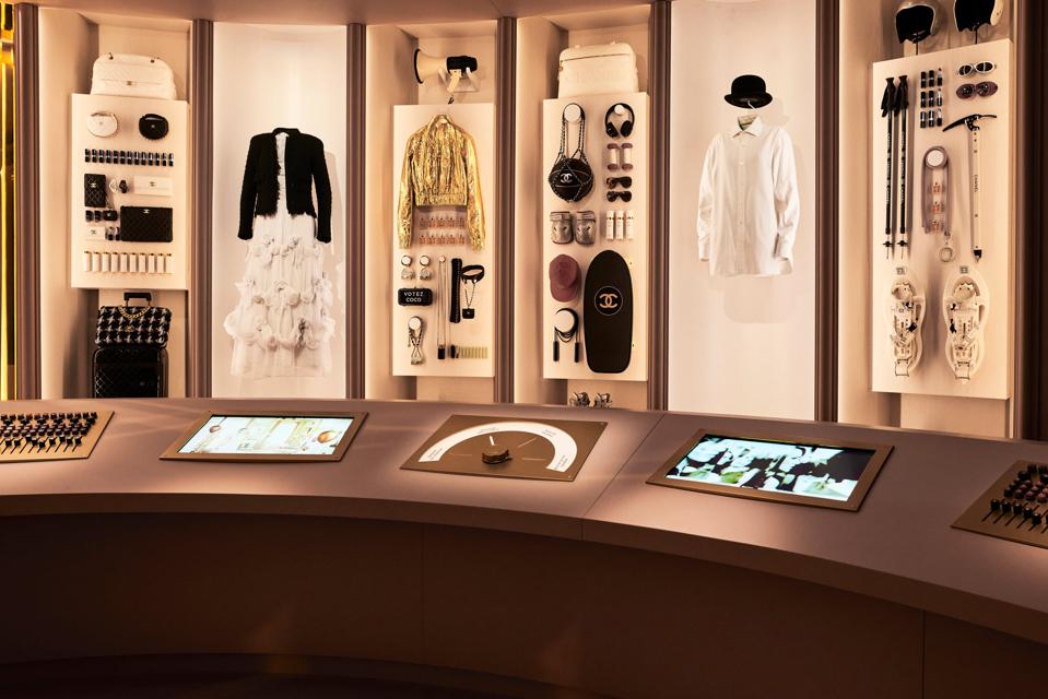 Exposição “Le Grand Numéro de Chanel” celebra perfumes da maison em Paris