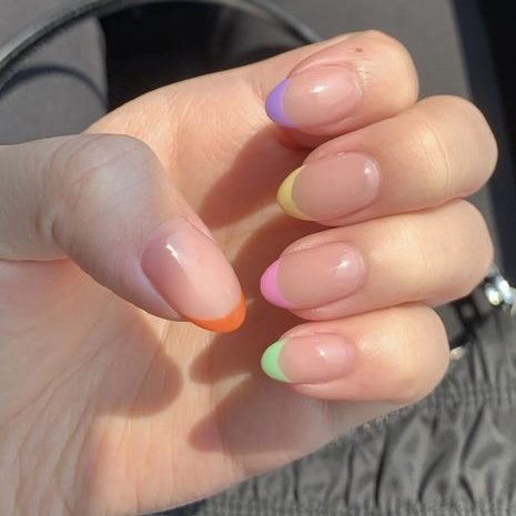 Unhas de verão: um arco-íris candy colors para as francesinhas