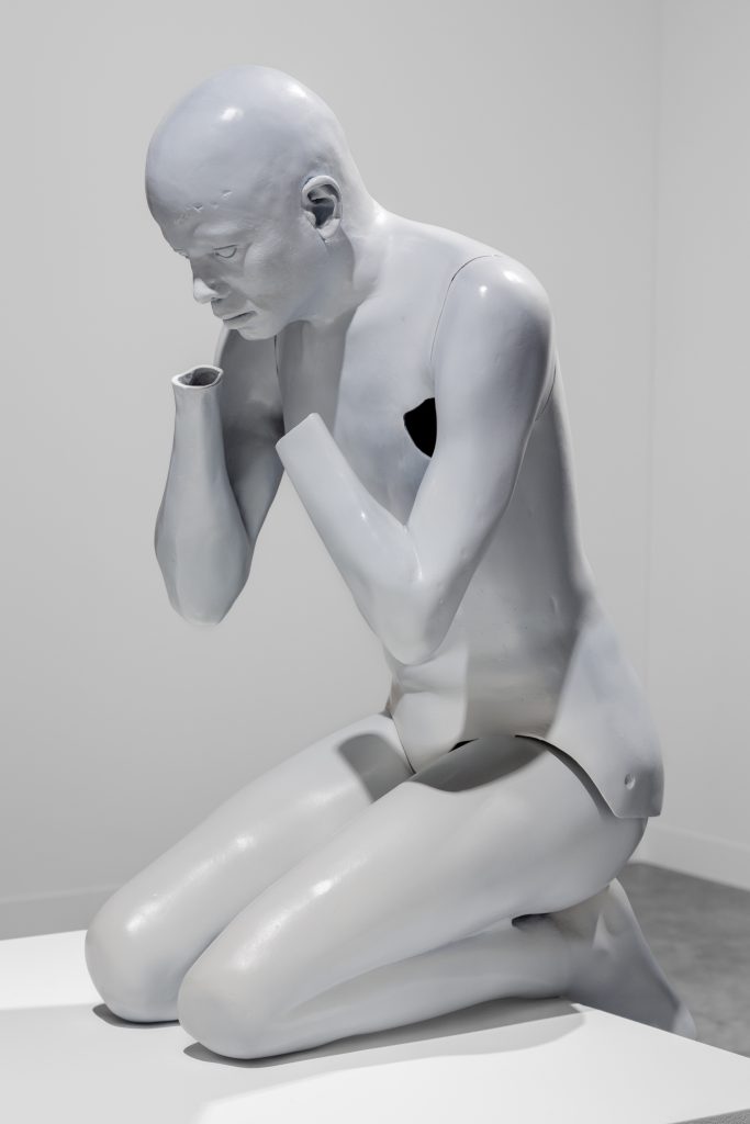 Escultura do corpo de Michael Jackson está na Art Basel Miami