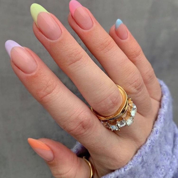 Unhas de verão: um arco-íris candy colors para as francesinhas