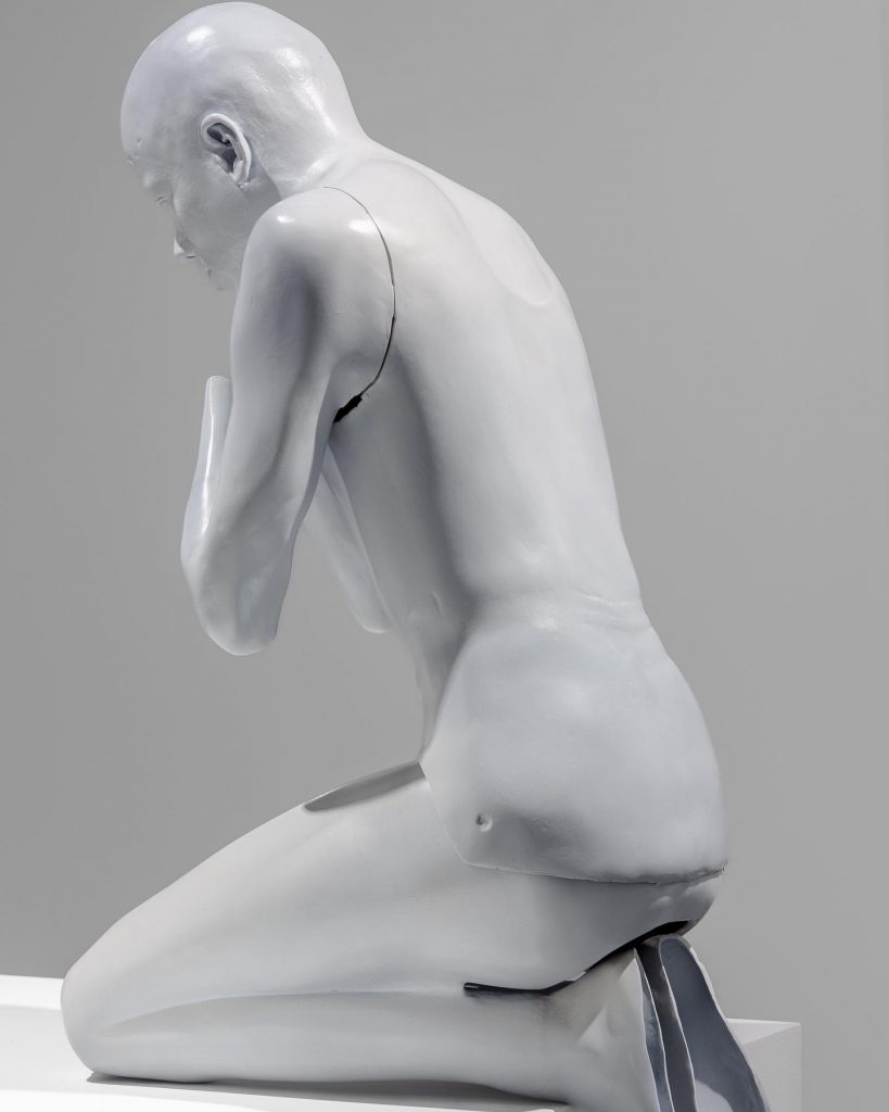 Escultura do corpo de Michael Jackson está na Art Basel Miami