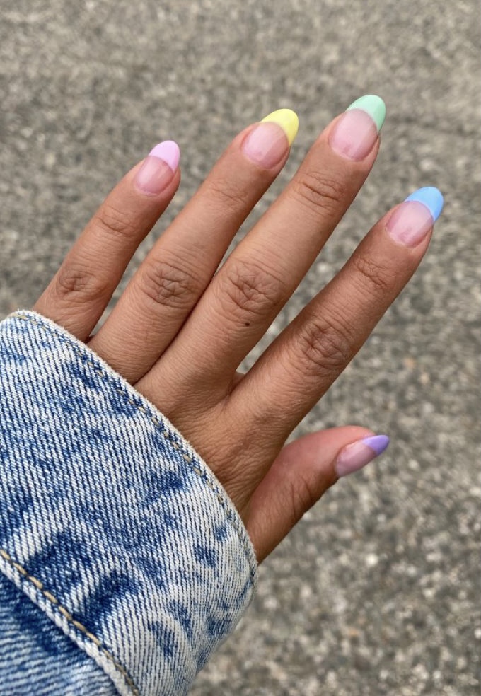 Unhas de verão: um arco-íris candy colors para as francesinhas