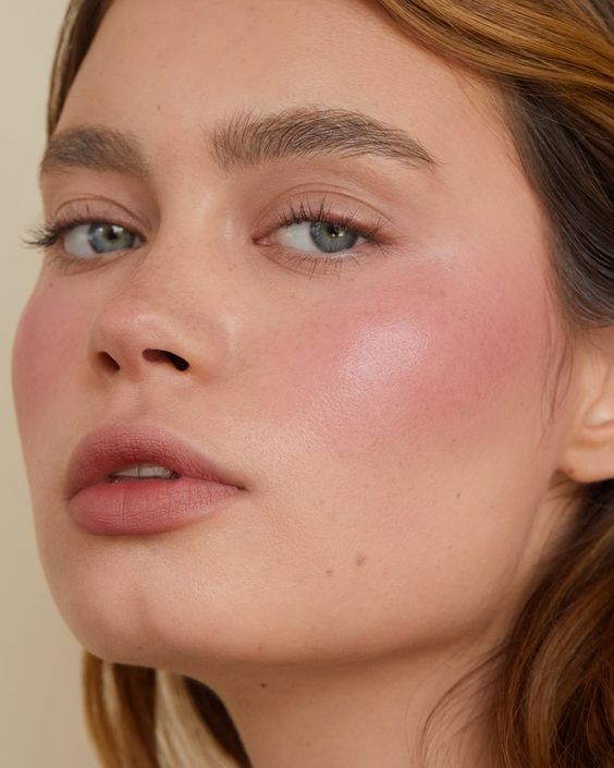 Blush e sombra em creme: praticidade e leveza para o dia-a-dia