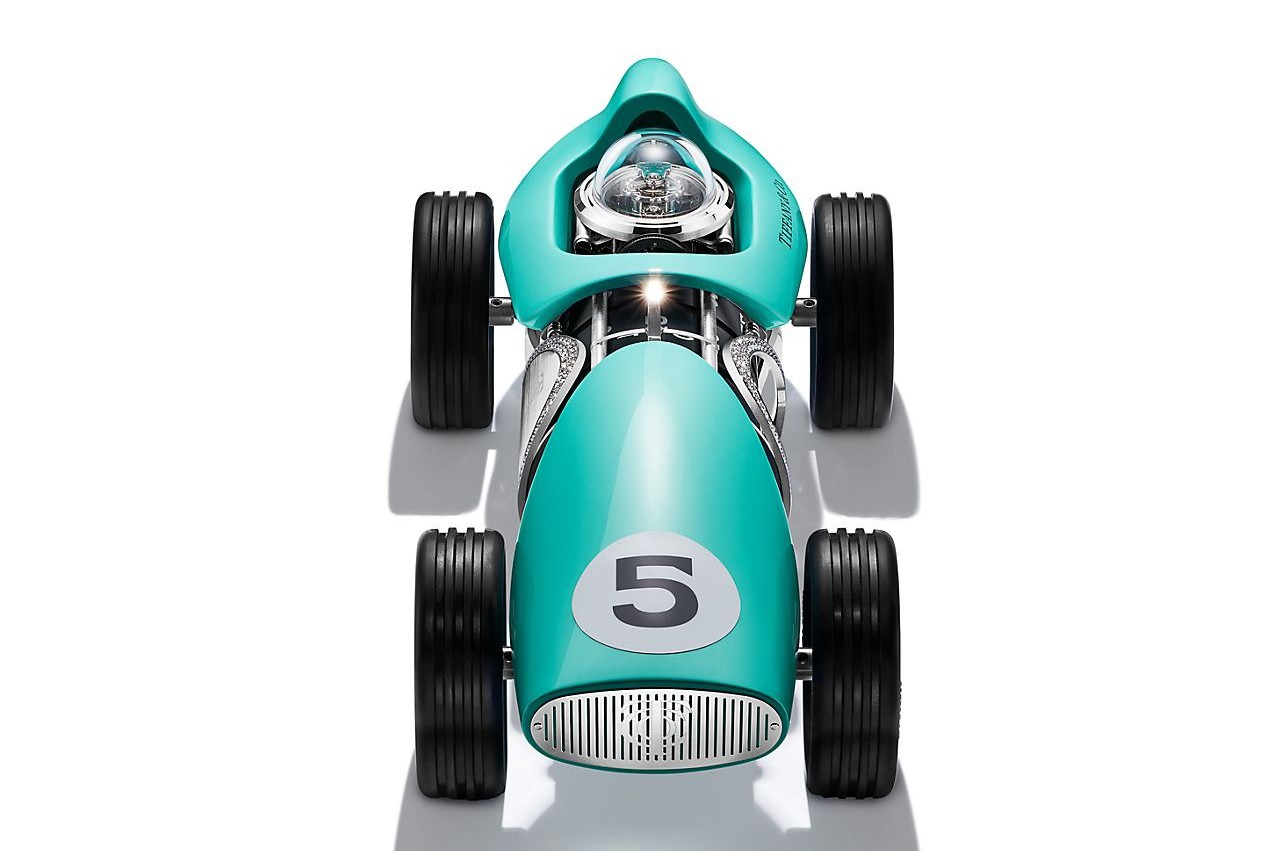 Tiffany & Co. lança relógio de mesa inspirado em carros de corrida dos anos 50