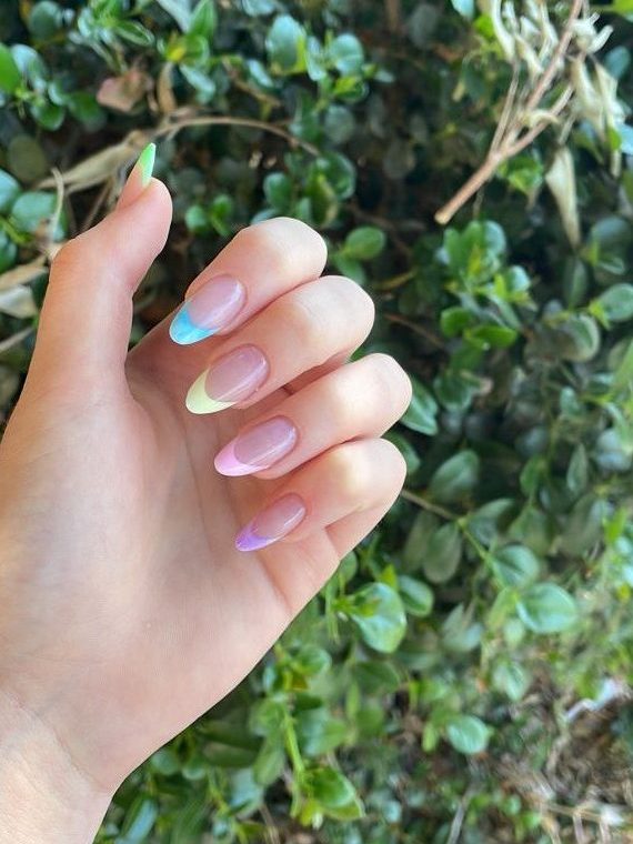 Unhas de verão: um arco-íris candy colors para as francesinhas