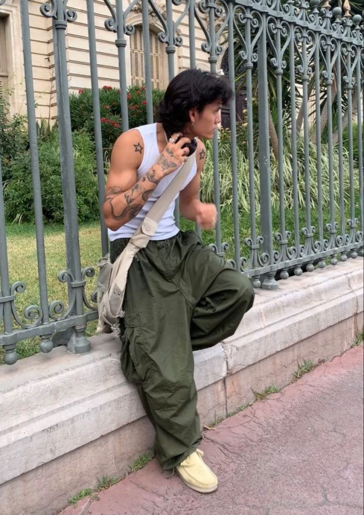 Parachute Pants: dos nostálgicos anos 2000 para o streetstyle masculino de 2023