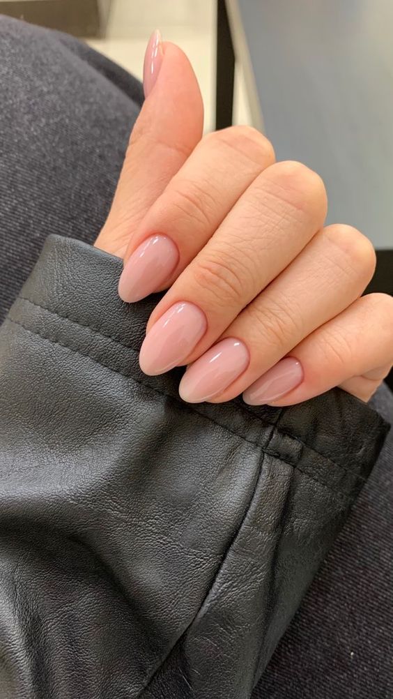 Lip Gloss Nails: a trend de unhas minimalistas que promete bombar