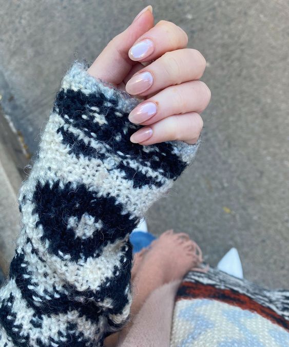 Lip Gloss Nails: a trend de unhas minimalistas que promete bombar