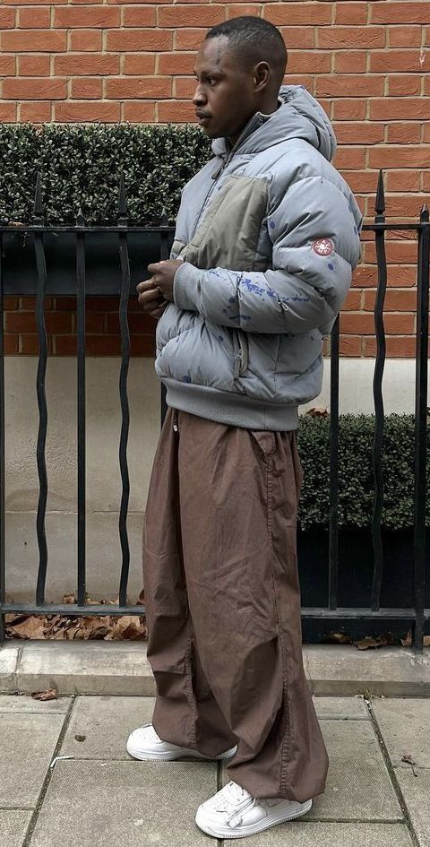 Parachute Pants: dos nostálgicos anos 2000 para o streetstyle masculino de 2023
