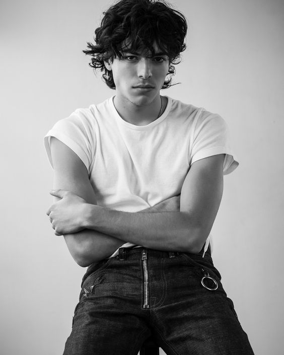 Camiseta branca: tendência dos anos 1990 de volta à moda masculina