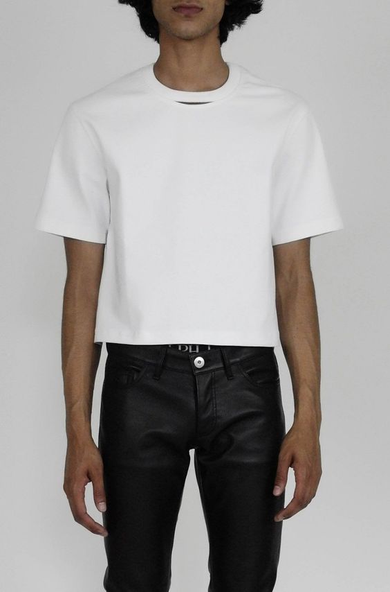 Camiseta branca: tendência dos anos 1990 de volta à moda masculina