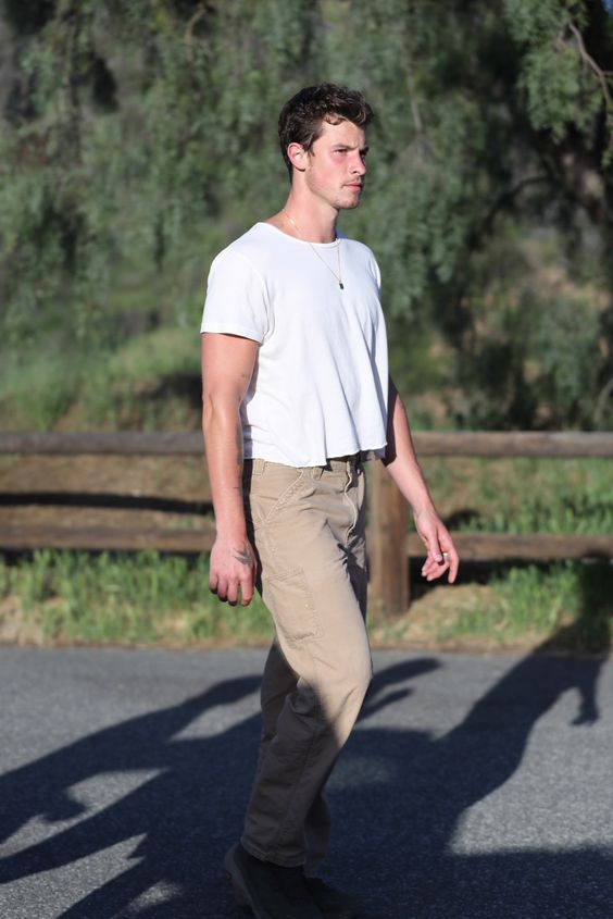 Camiseta branca: tendência dos anos 1990 de volta à moda masculina