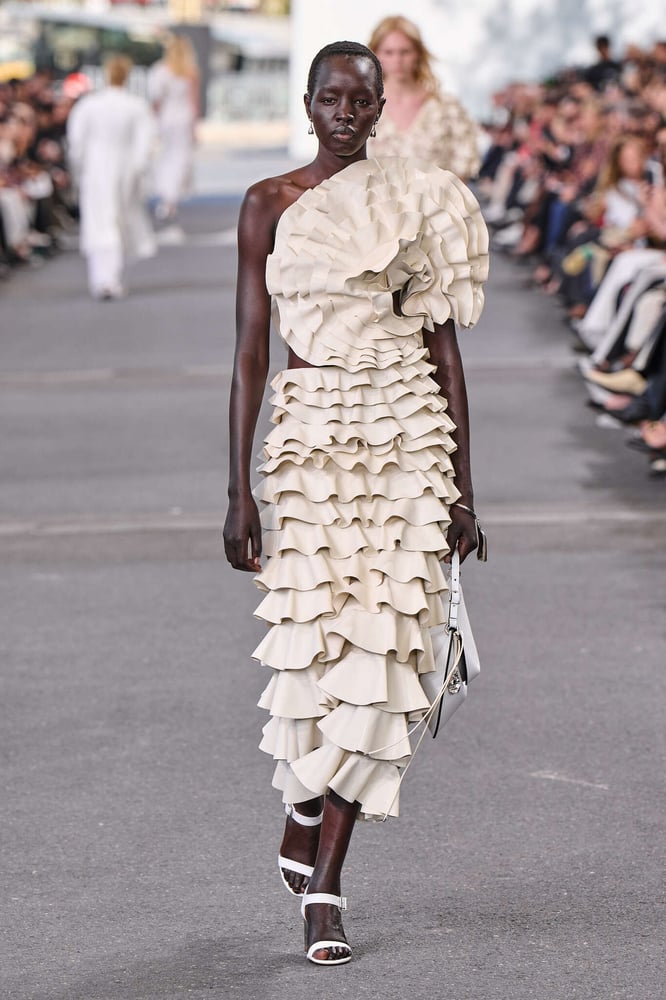 Mangueira faz história ao encerrar desfile da Chloé na Semana de Moda de Paris