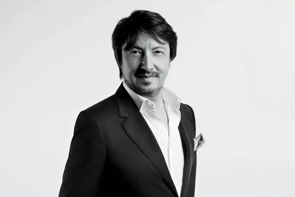 Gianvito Rossi lança bolsa, a Elegante "Valì" e Compartilha Parceria com Richemont