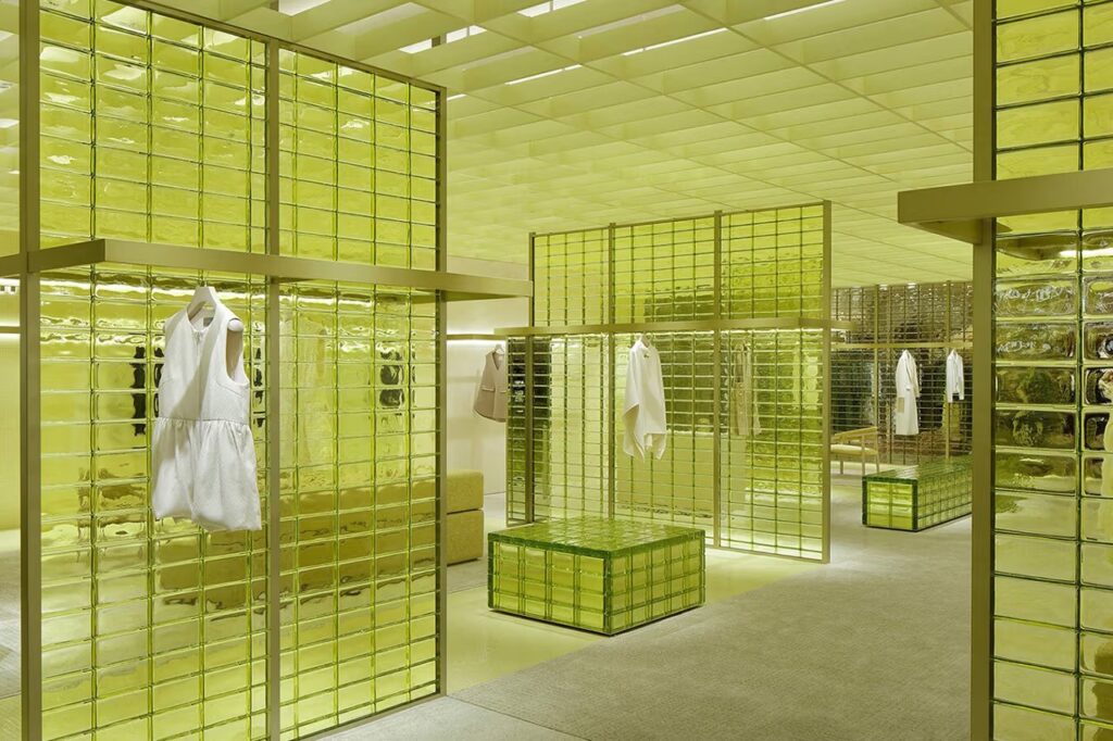 Loja Conceitual "maison m-i-d 1985" em Osaka Se Destaca com Paredes de Tijolos de Vidro Amarelo