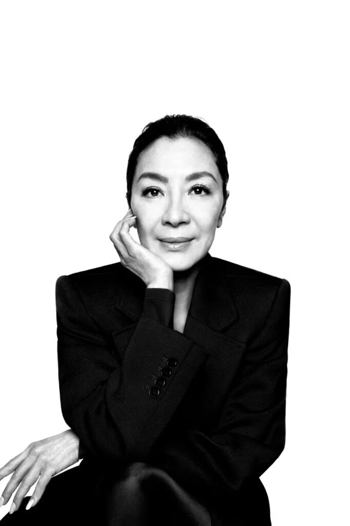 Michelle Yeoh Brilha como Nova Embaixadora da Balenciaga