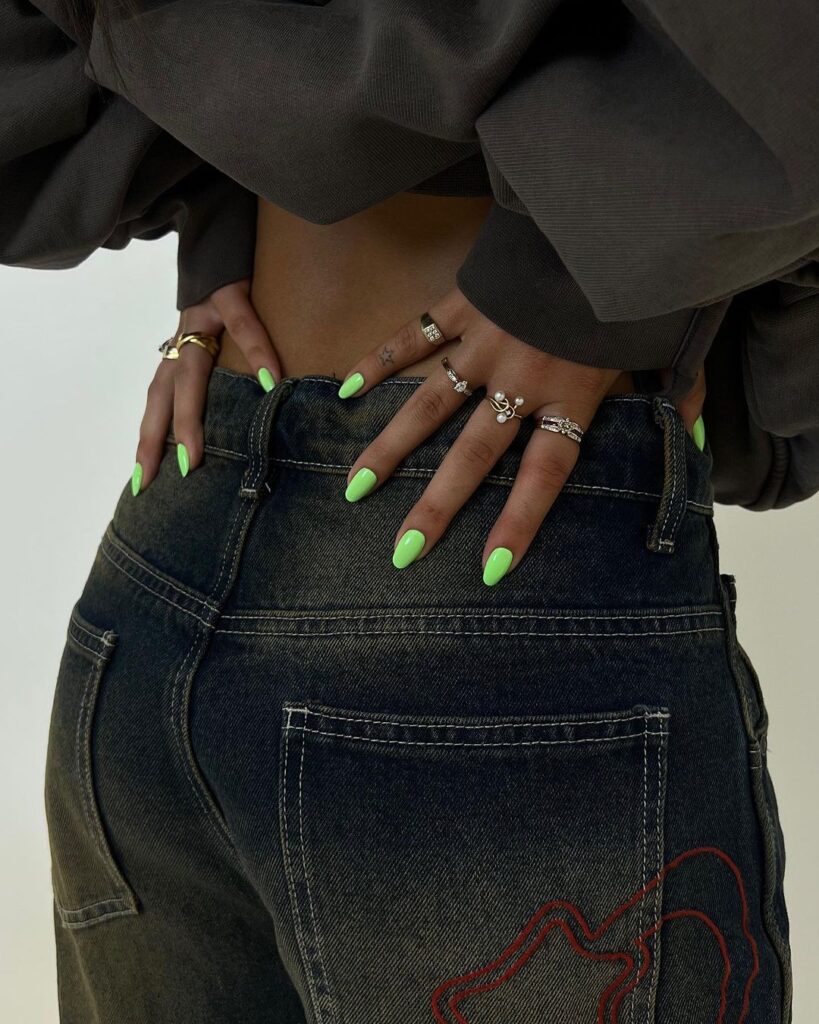 Unhas Neon: A Tendência Vibrante que Promete Iluminar o Verão