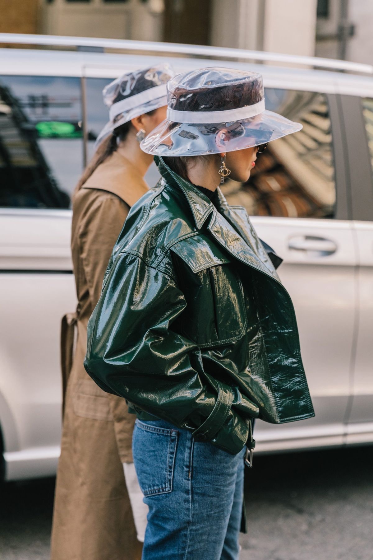 Bucket Hat: Como Escolher e Usar o Acessório Queridinho do Momento